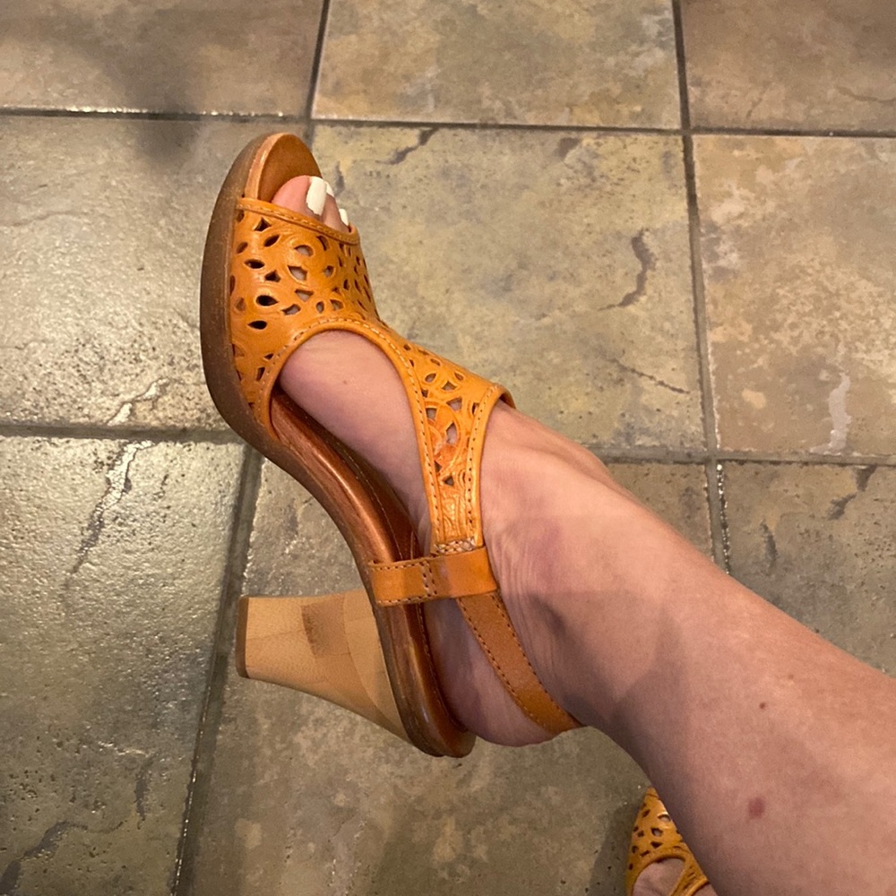 Naya “Alpine” Hot Mustard heeled sandal 7N